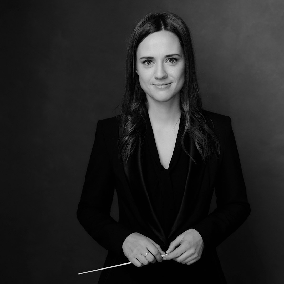 Portrait de la chef d'orchestre Dina Gilbert