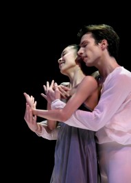 Roméo & Juliette - dancers doing a romantic scene