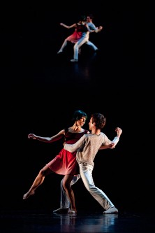 Le petit prince - danseurs Émilie Durville et Jérémy Galdeano en performance avec leur réflexion sur scène