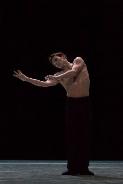 Pierrot lunaire - danseur Hervé Courtain prenant une pose artistique