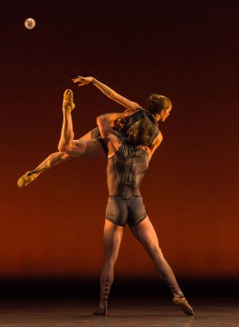 Preludes - dancers Raphael Bouchard et Valentine Legat posing in an artistic figure