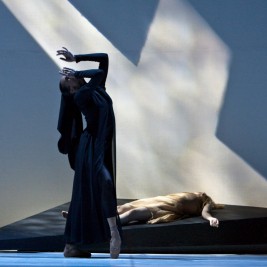 Roméo & Juliette - dancers doing a dramatic scene