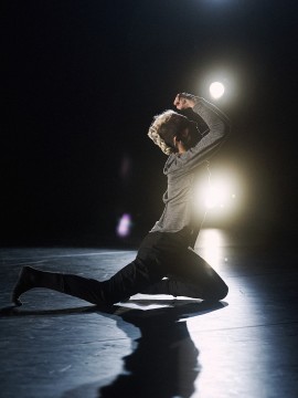 Éline Malègue danse la pièce Requiem sur scène