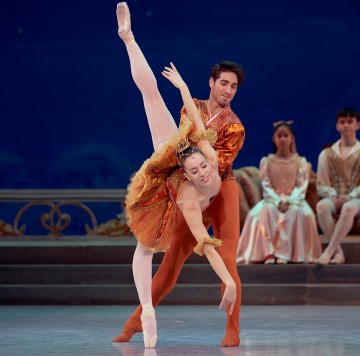 Rachele Buriassi et Esnel Ramos dans le spectacle Casse-Noisette des Grands Ballets Canadiens