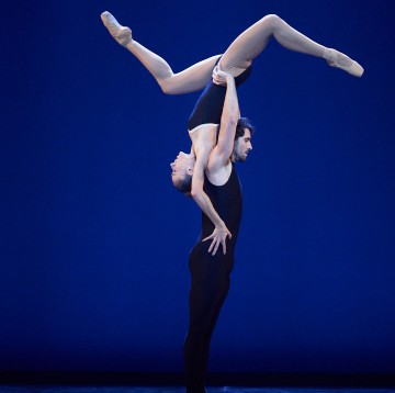 Les danseurs Rachele Buriassi et Esnel Ramos durant le spectacle Jeunehomme des Grands Ballets Canadiens