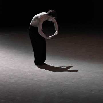 Pierrot lunaire - danseur seul dans une pose artistique et ombre