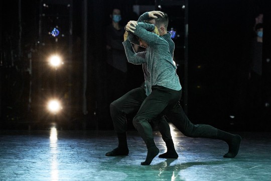 Deux danseurs sur scène lors d'une tournée au Québec