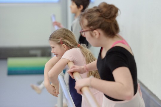 Des jeunes participent au camp d'été pour enfants autistes au Centre national de danse-thérapie