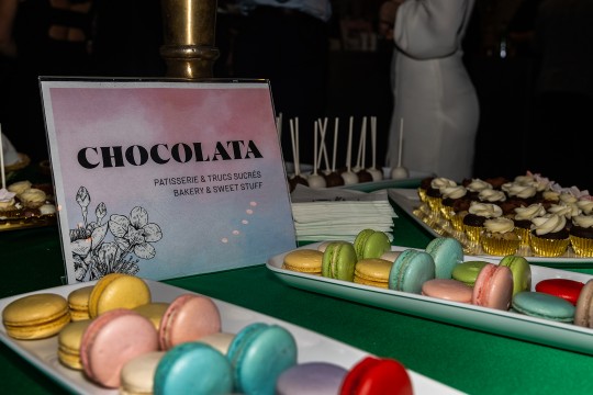 Macarons français et cupcakes dans des plateaux, servis lors de la soirée Jeunes Gouverneurs 2022 des Grands Ballets
