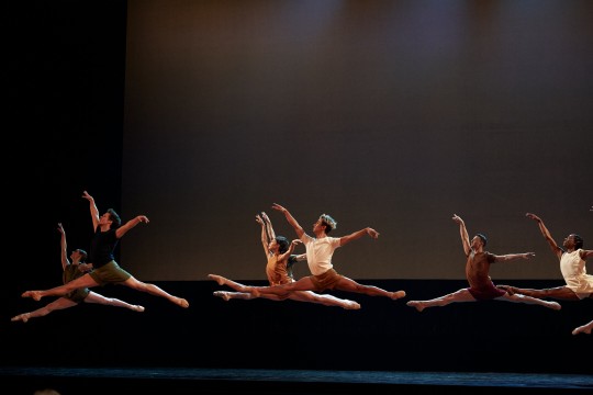 Les danseurs des Grands Ballets Canadiens dans le spectacle Les Vagues