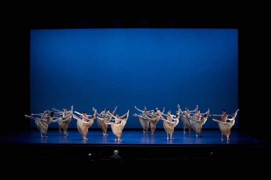 Troupe des grands ballets sur la scène du ballet les quatre saisons