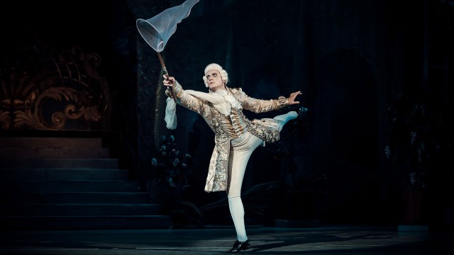 Le Mariage de Figaro - danseur en costume en mouvement avec filet à la main