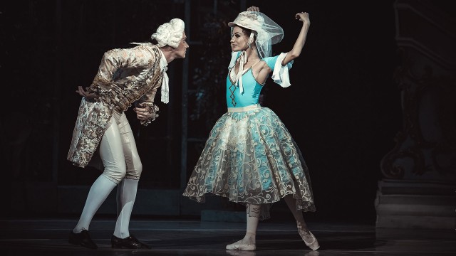 Le Mariage de Figaro - danseur et danseuse en costume jouant la comédie