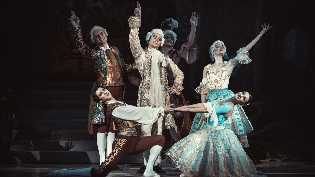 Le Mariage de Figaro - danseurs en costume prenant la pose au cours d'une performance de groupe